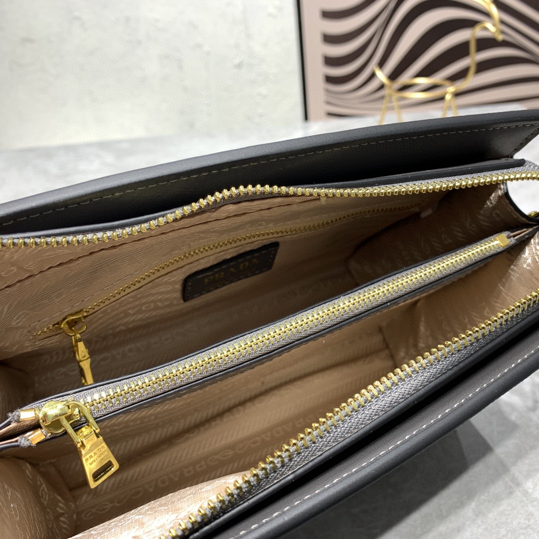 2022新作通販 プラダ ショルダーバッグ 2205