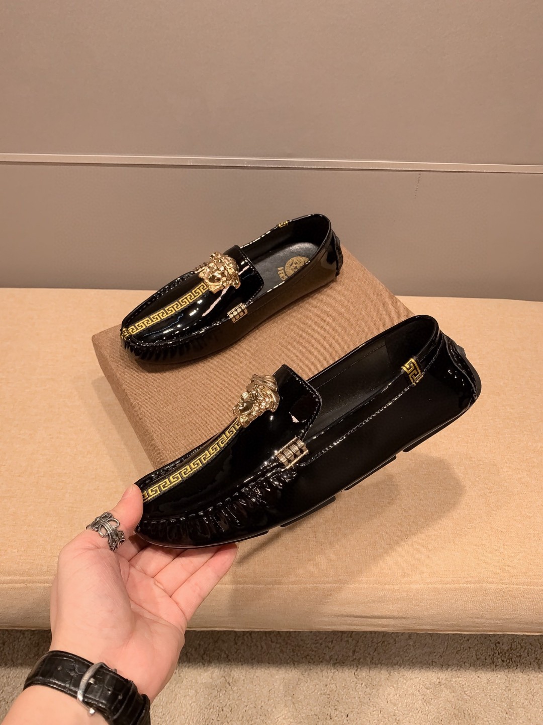 ヴェルサーチ メンズ ドライビングシューズ スリッポンシューズ