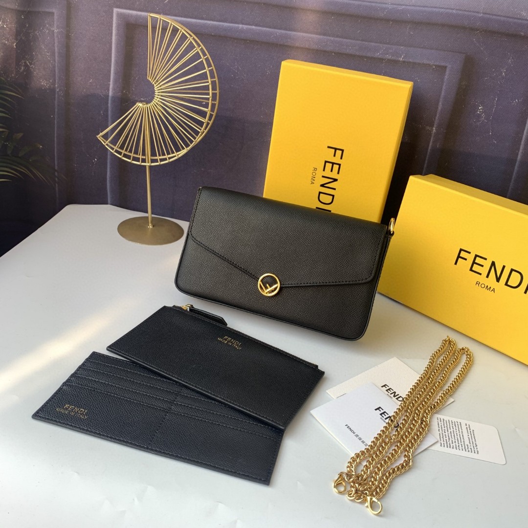 FENDI フェンディ 2022新品 チェーンショルダーバッグ 2204