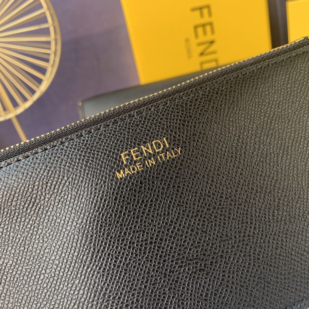 FENDI フェンディ 2022新品 チェーンショルダーバッグ 2204