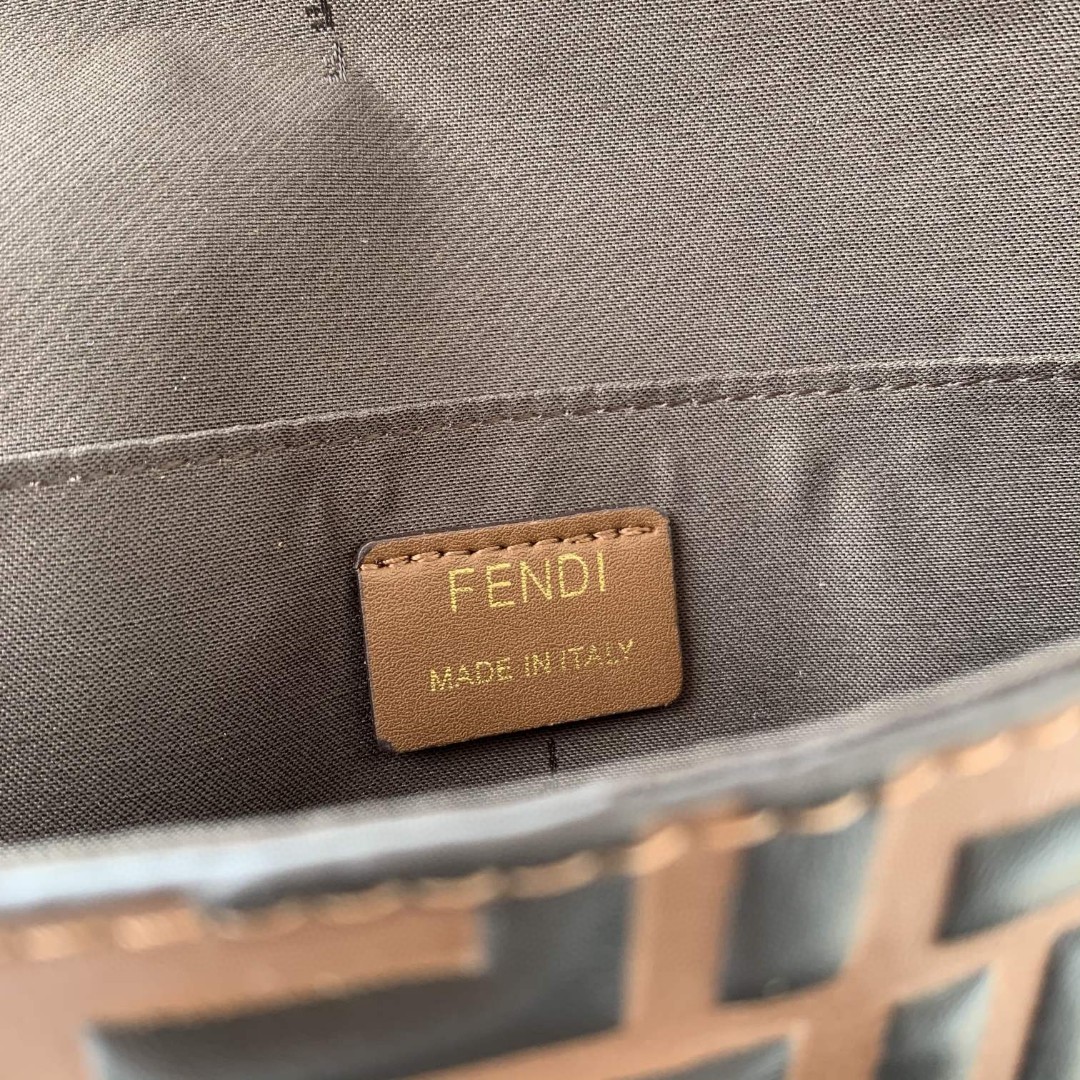 FENDI フェンディ 2022新品 ミニショルダーバッグ 2204