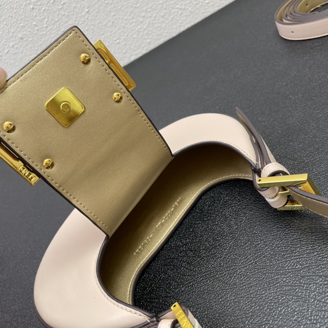FENDI フェンディ 2022新品 22 ショルダーバッグ 2204