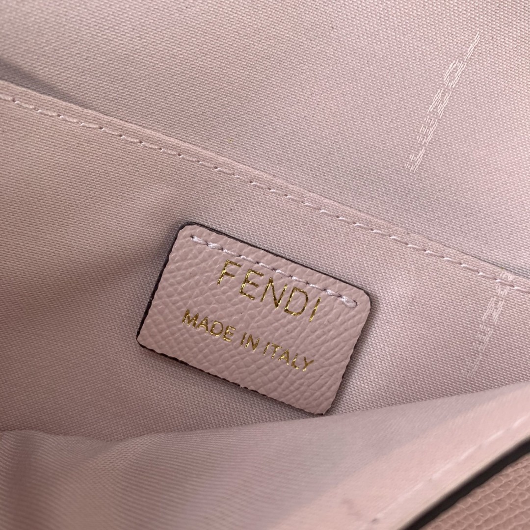 FENDI フェンディ 2022新品 チェーンショルダーバッグ 2204