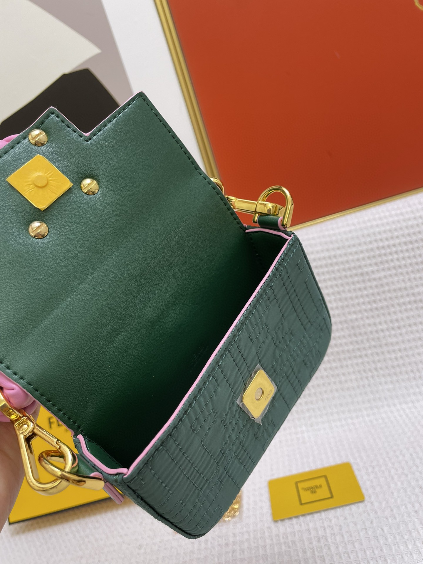 FENDI フェンディ 2022新品 ミニショルダーバッグ 2204