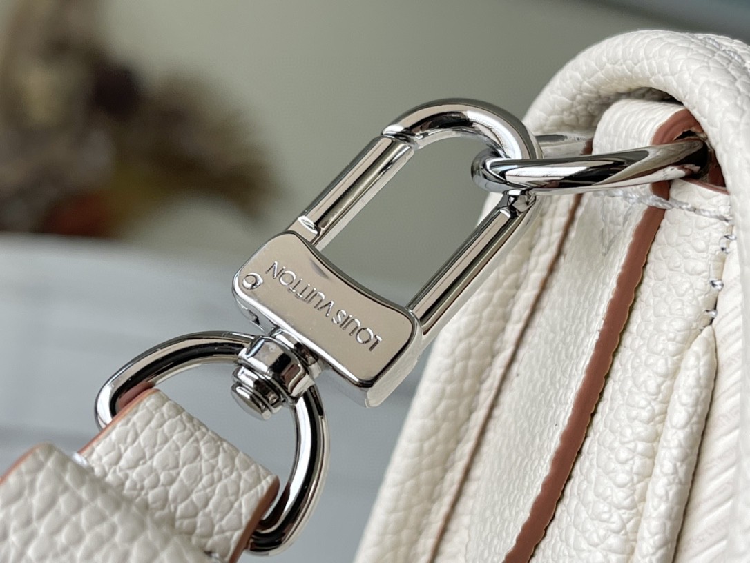 Louis Vuitton ルイヴィトン ビュシ NM ショルダーバッグ レザー 2202