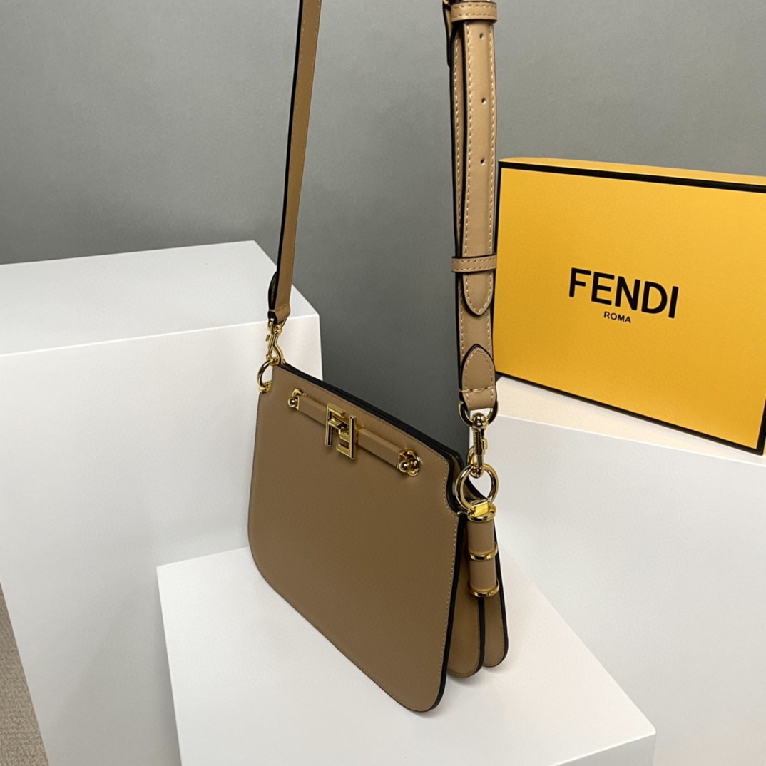 FENDI フェンディ 新作通販 ショルダーバッグ 2203