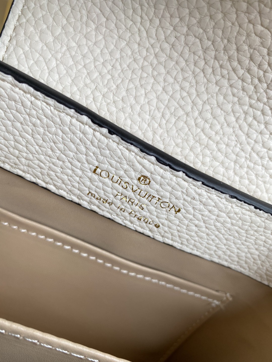 Louis Vuitton ルイヴィトン カプシーヌ MINI レザー バッグ 2202