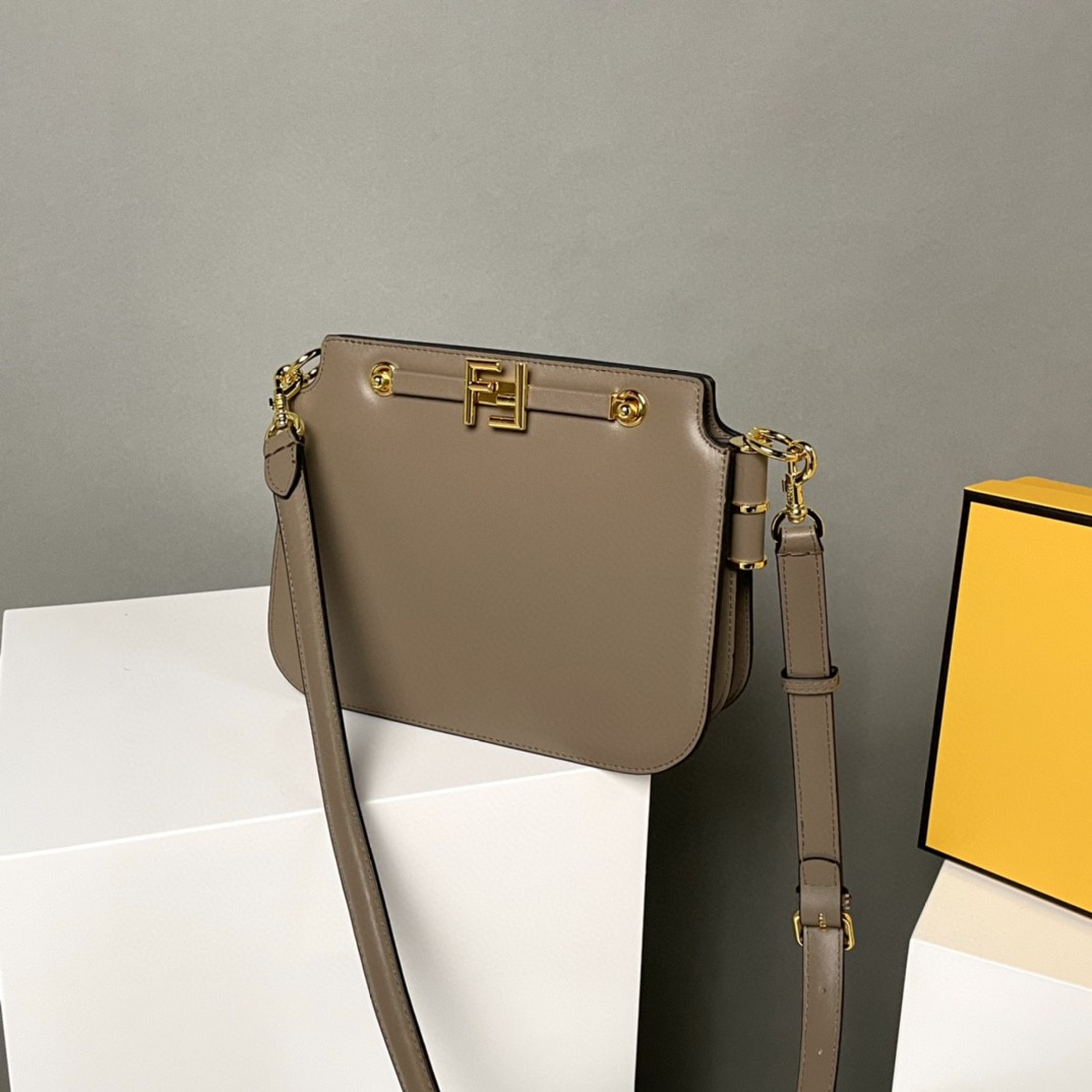 FENDI フェンディ 新作通販 ショルダーバッグ 2203