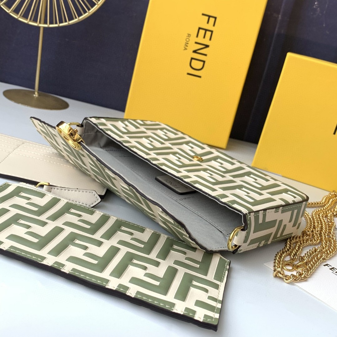 FENDI フェンディ 2022新品 ミニショルダーバッグ 2204