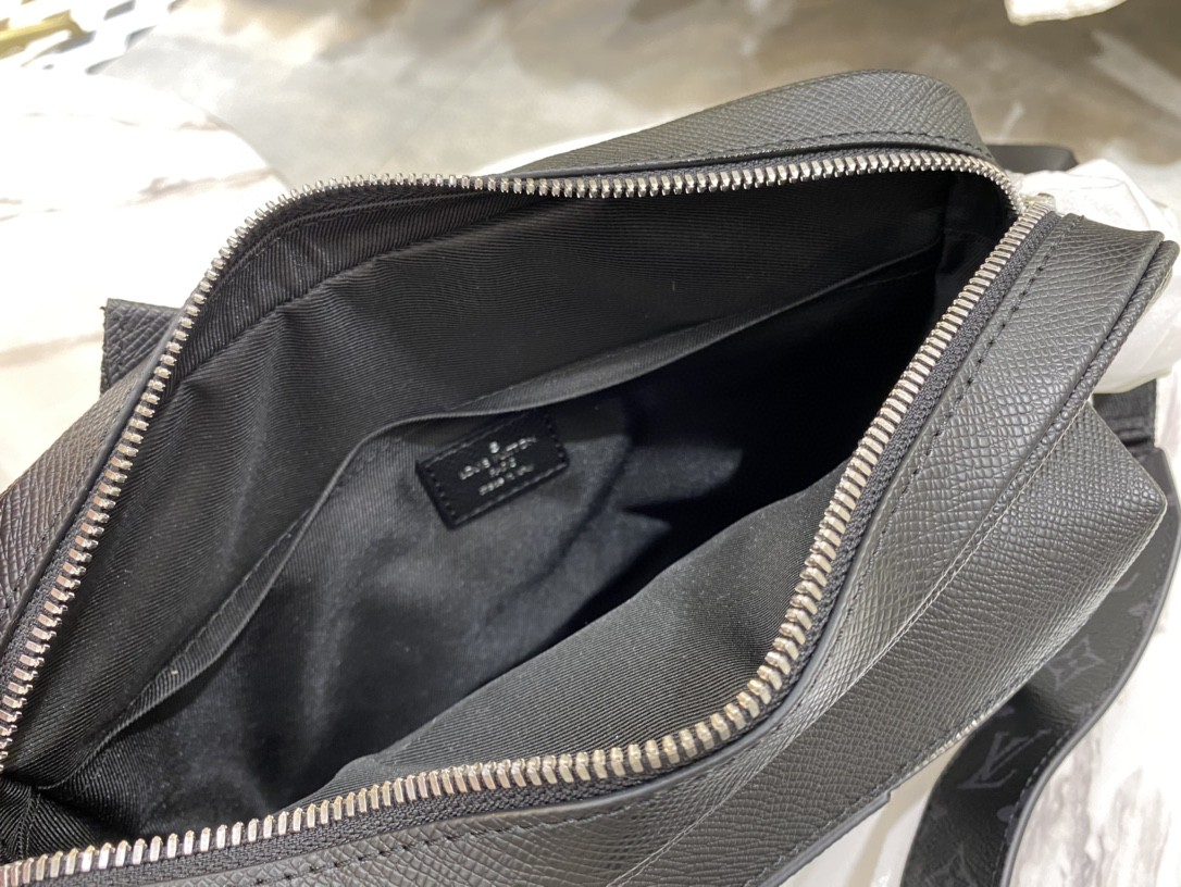 LOUIS VUITTON ルイヴィトン 新品 メッセンジャーバッグ