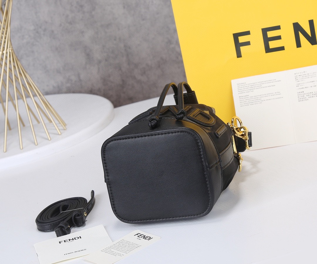 FENDI フェンディ 新作通販 ショルダーバッグ 2203