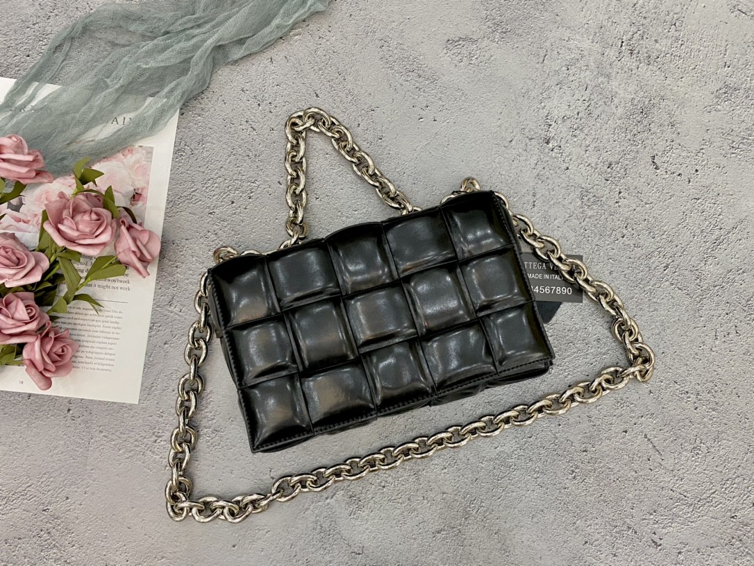 BVボッテガヴェネタ 新品 チェーンショルダーバッグ2203