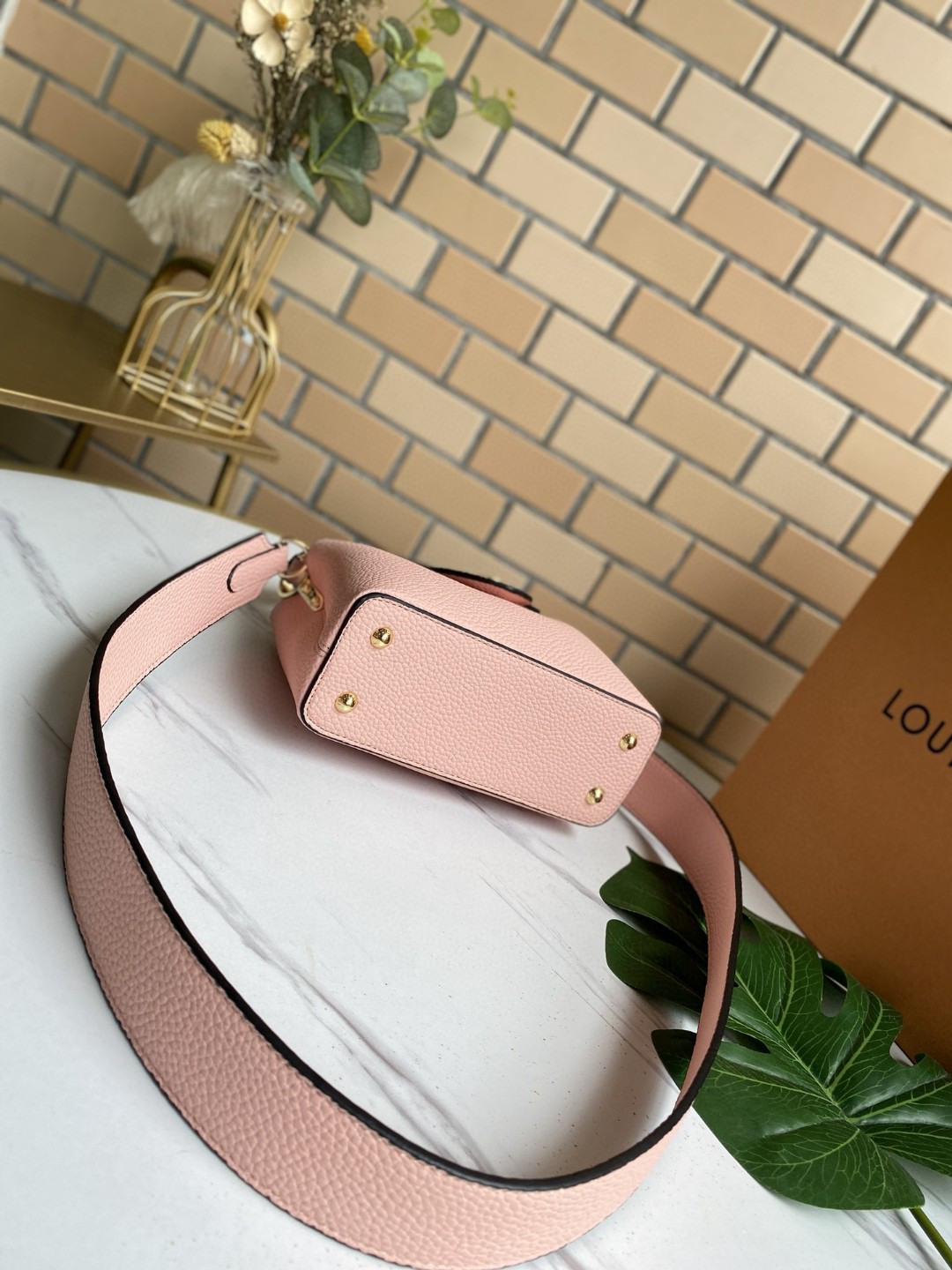 Louis Vuitton ルイヴィトン カプシーヌ MINI レザー バッグ 2202