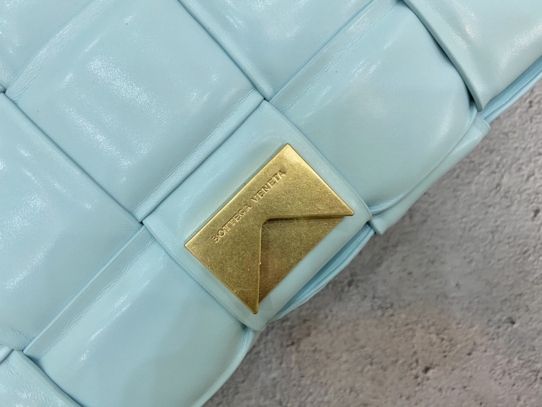 BVボッテガヴェネタ 新品 チェーンショルダーバッグ2203