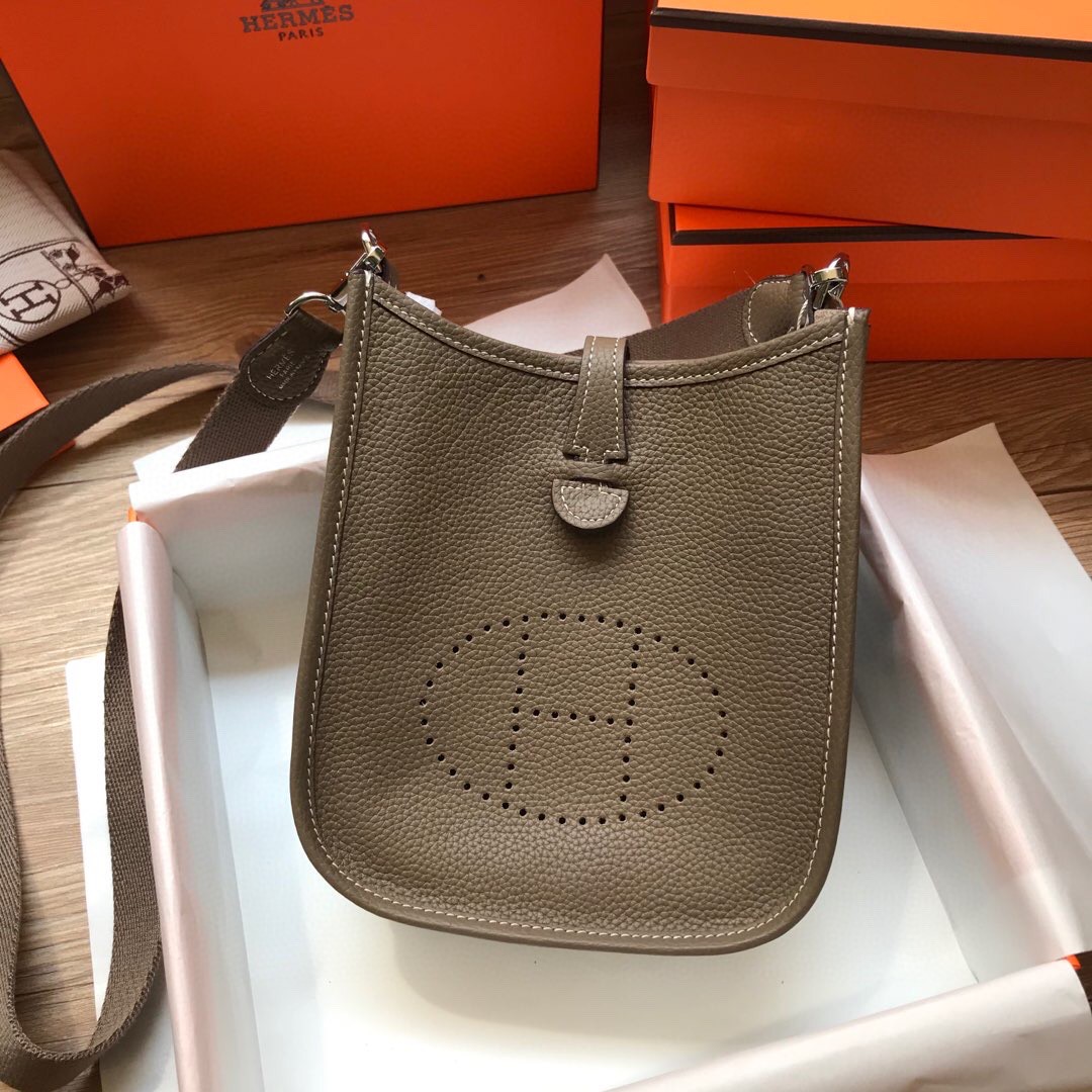 新作 HERMES(エルメス) エヴリン17 ショルダーバッグ