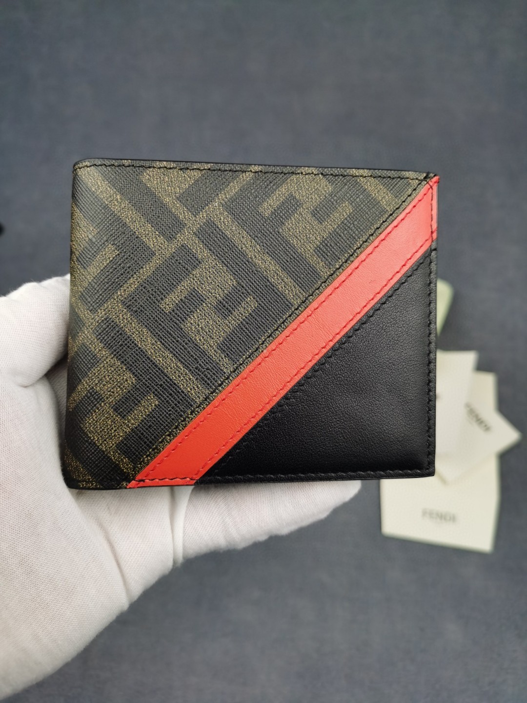 新作通販 FENDI フェンディ 短財布/二つ折り財布 2111