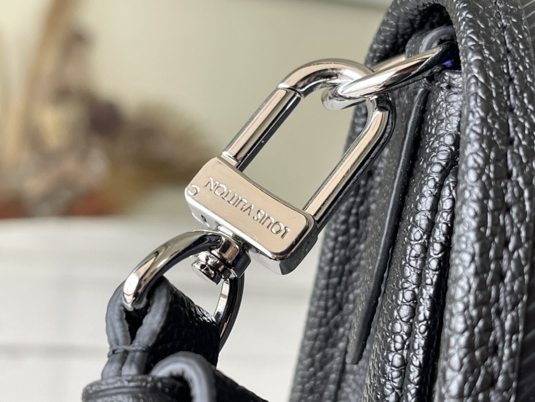 Louis Vuitton ルイヴィトン ビュシ NM ショルダーバッグ レザー