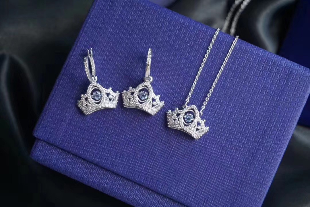 スワロフスキー 超美品 2点スーツ ネックレス イアリング