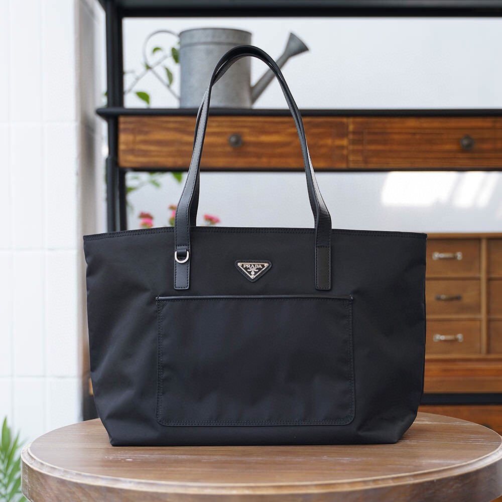 PRADA プラダ 新作ナイロン ショッピングバッグ