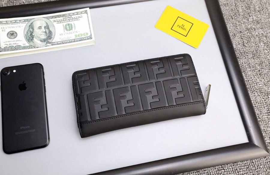 FENDI フェンディ 新作通販 ラウンドファスナー式財布
