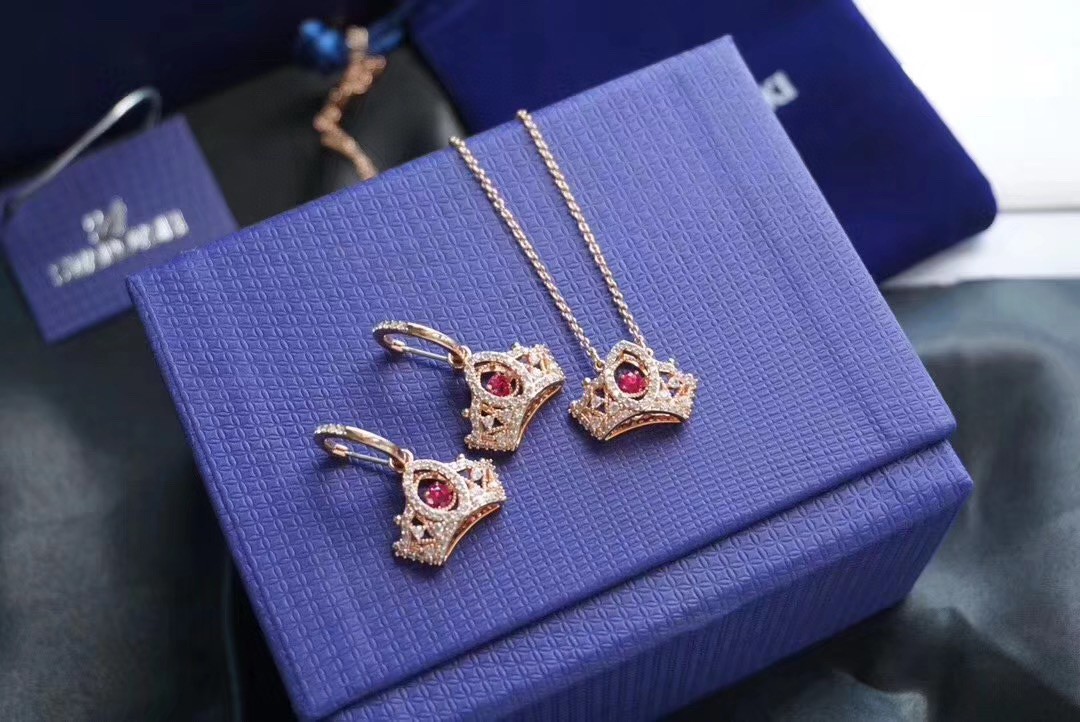 スワロフスキー 超美品 2点スーツ ネックレス イアリング