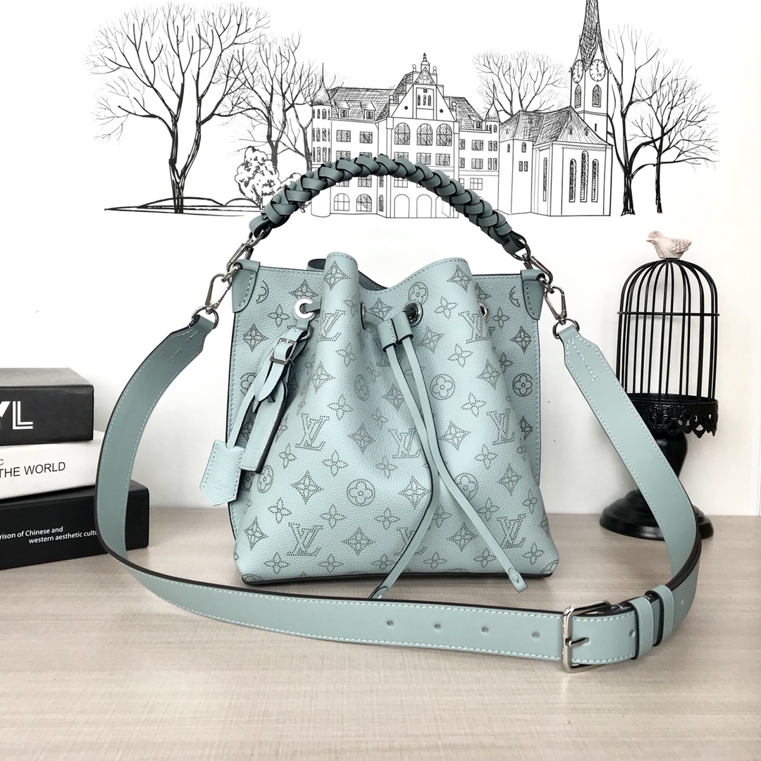 ルイヴィトン LV ショルダーバッグ レザー 本革 シルバー マヒナ