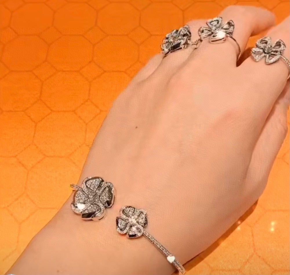 BVLGARI ブルガリ 今季の新作 ブレスレット.カフブレス