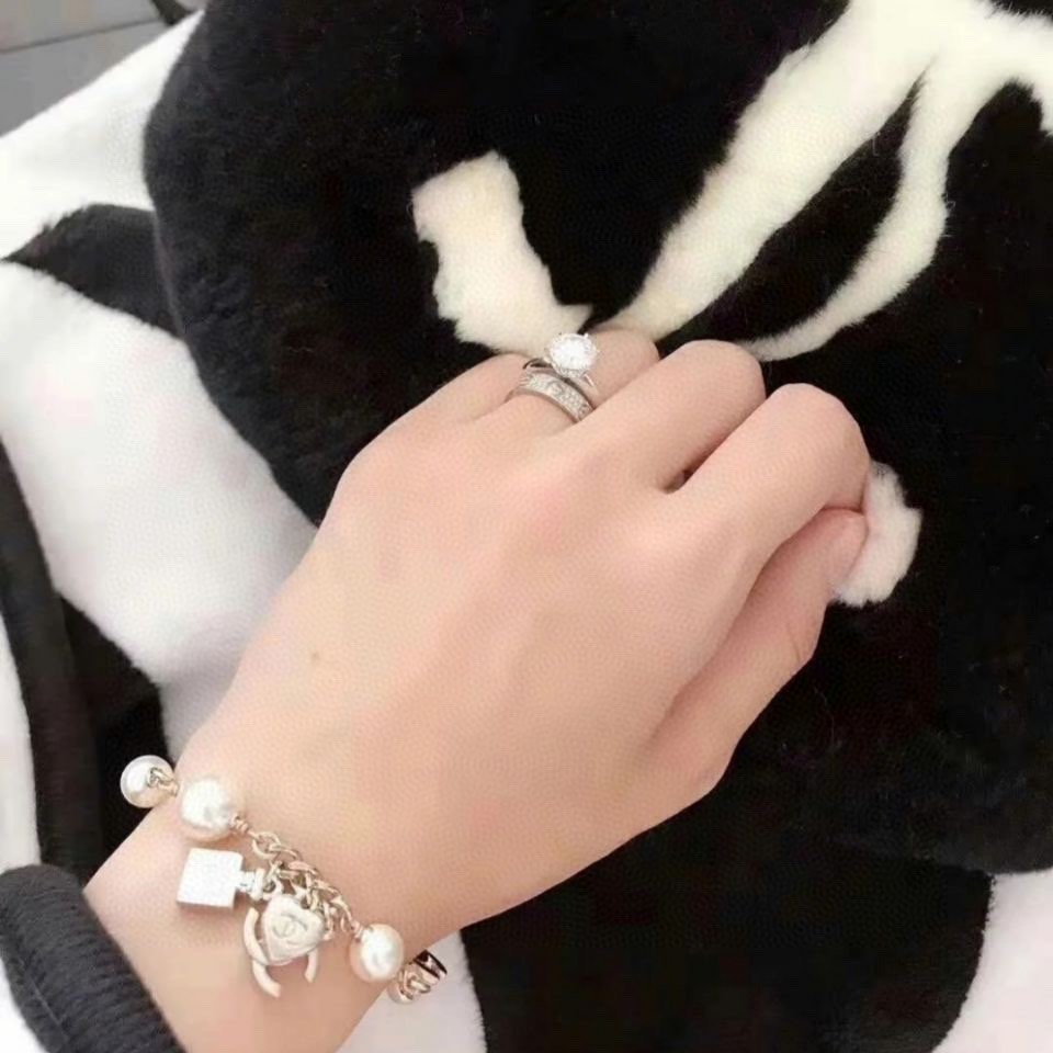 今季の新作 CHANEL シャネル レスレット カフブレス