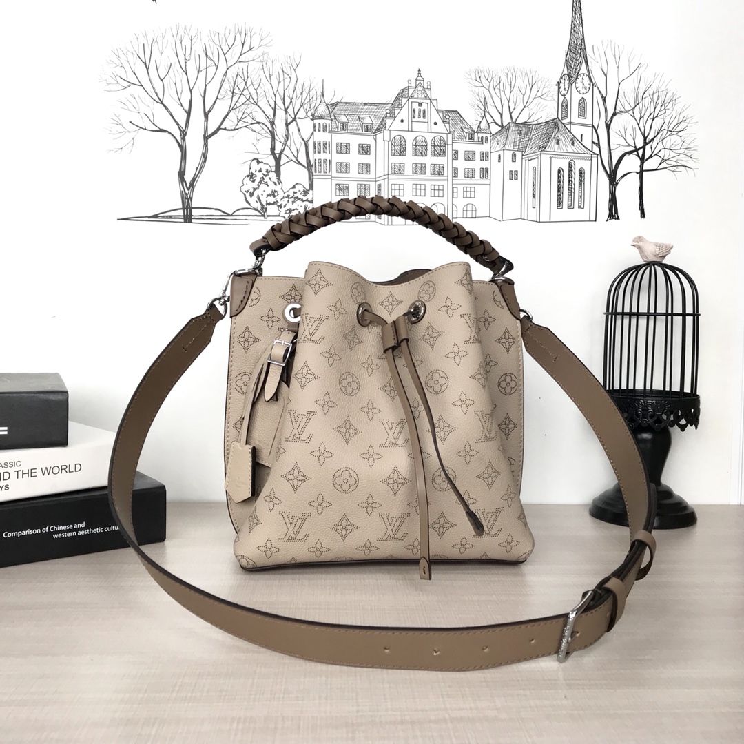 ルイヴィトン LV ショルダーバッグ レザー 本革 シルバー マヒナ