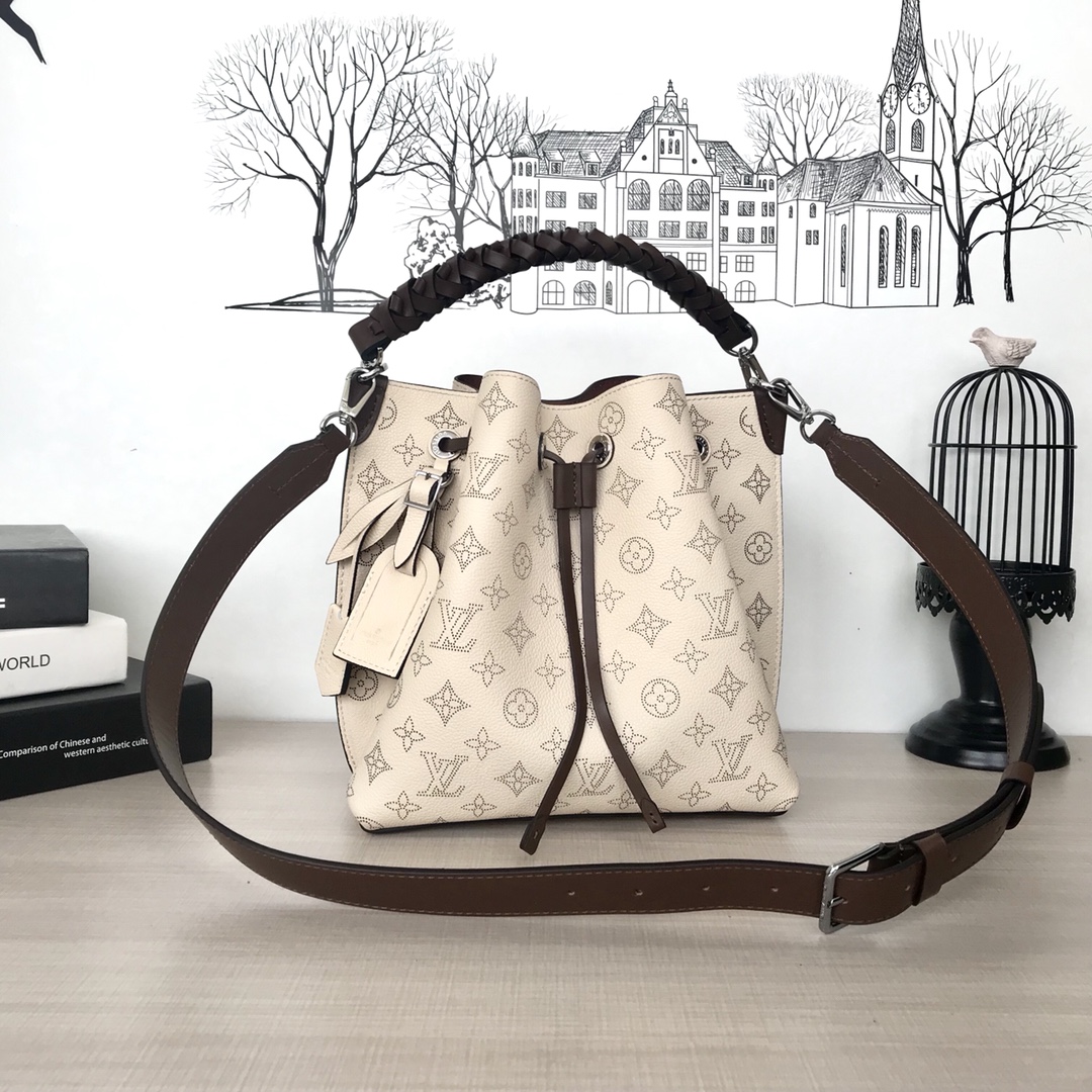 ルイヴィトン LV ショルダーバッグ レザー 本革 シルバー マヒナ
