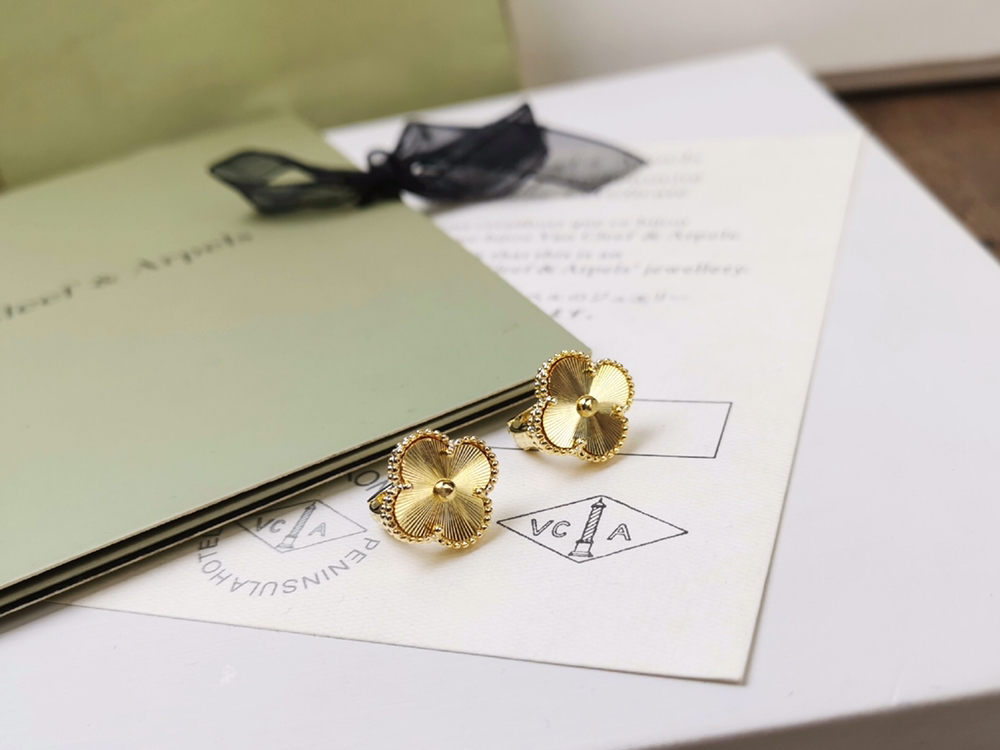 ヴァンクリーフ＆アーペル 最新作 ピアス イアリング YX