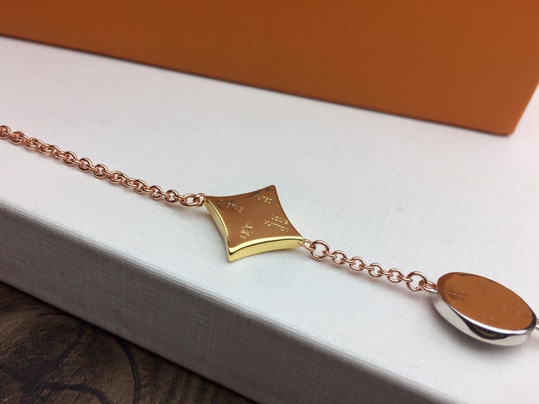 LOUIS VUITTON (ルイヴィトン) 人気商品 ブレスレット.カフブレス YX