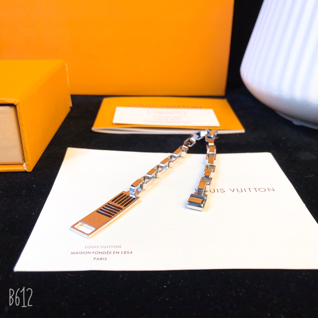 LOUIS VUITTON (ルイヴィトン) 人気商品 ブレスレット.カフブレス FF