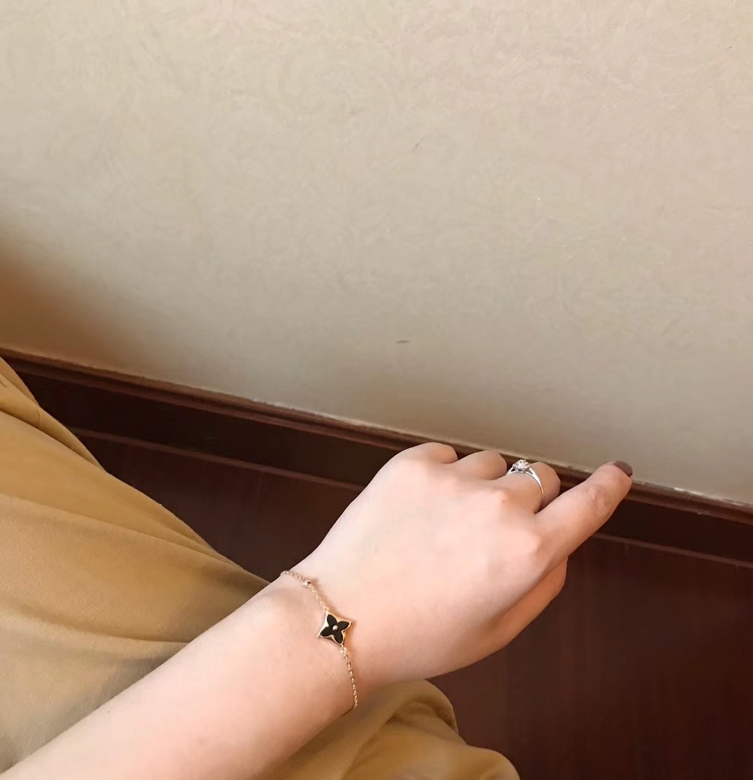 LOUIS VUITTON (ルイヴィトン) 人気商品 ブレスレット.カフブレス YX