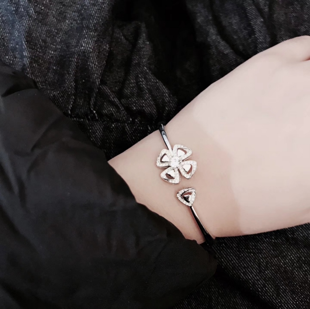 BVLGARI(ブルガリ)人気商品 ブレスレット.カフブレス YY