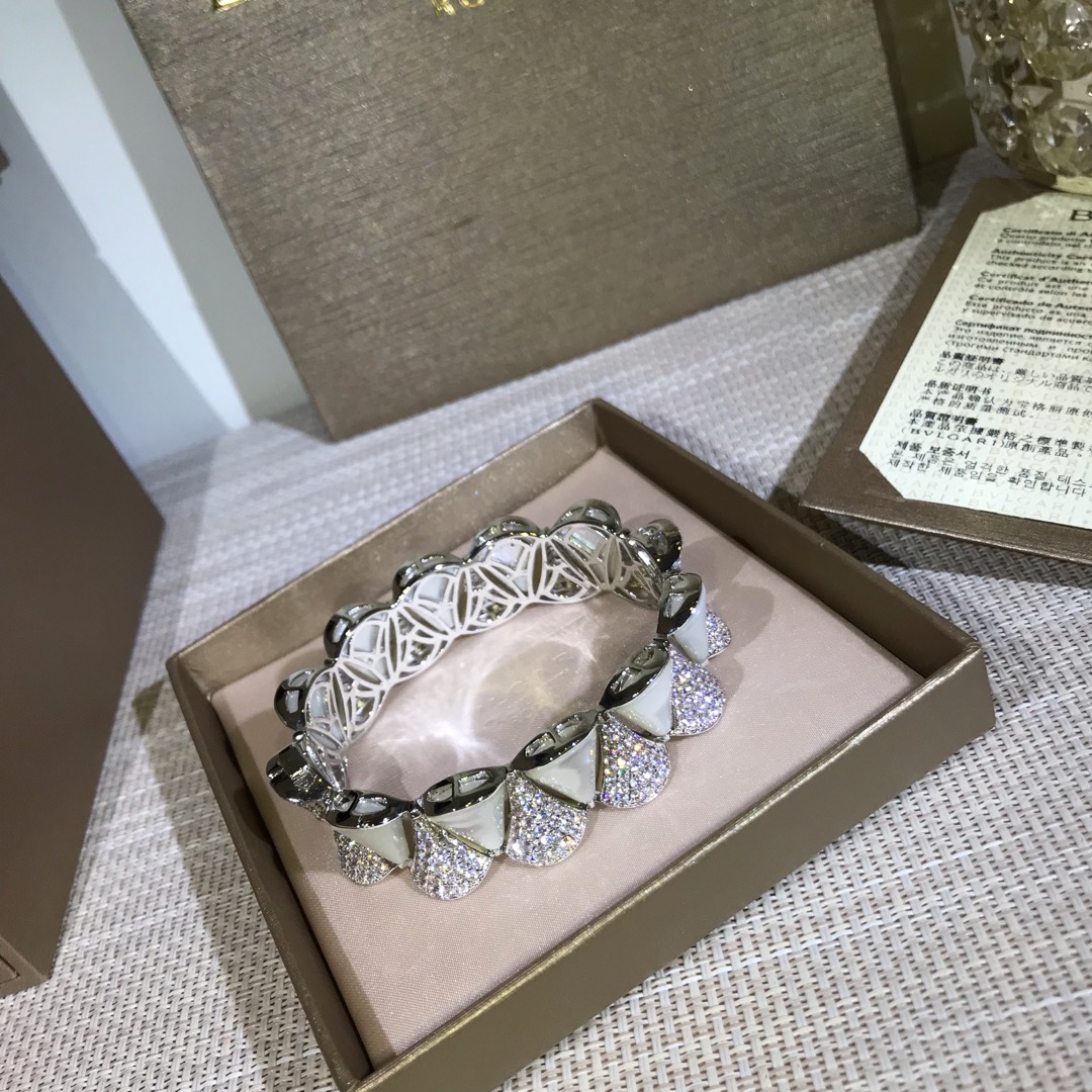 BVLGARI(ブルガリ)人気商品 ブレスレット.カフブレス FF