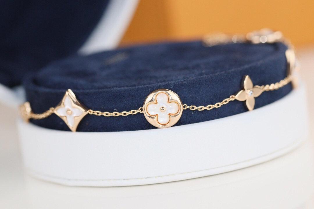 LOUIS VUITTON (ルイヴィトン) 人気商品 ブレスレット.カフブレス YY