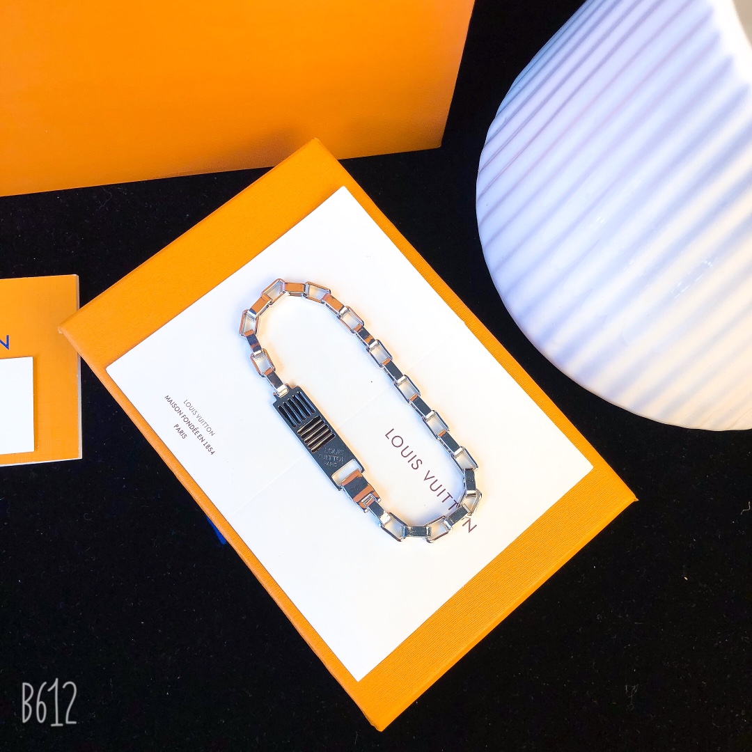 LOUIS VUITTON (ルイヴィトン) 人気商品 ブレスレット.カフブレス YY
