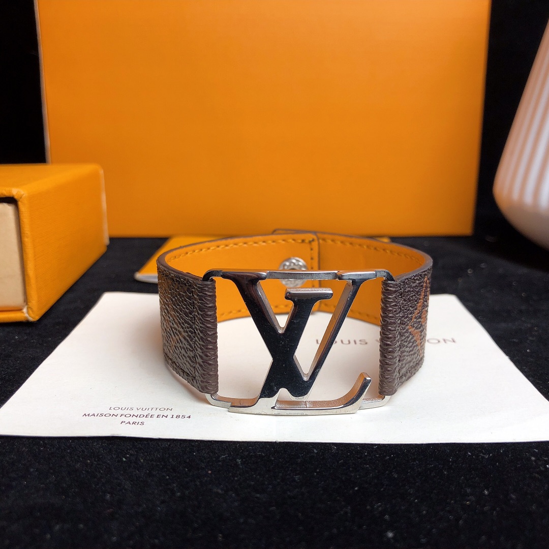 LOUIS VUITTON (ルイヴィトン) 人気商品 ブレスレット.カフブレス FF