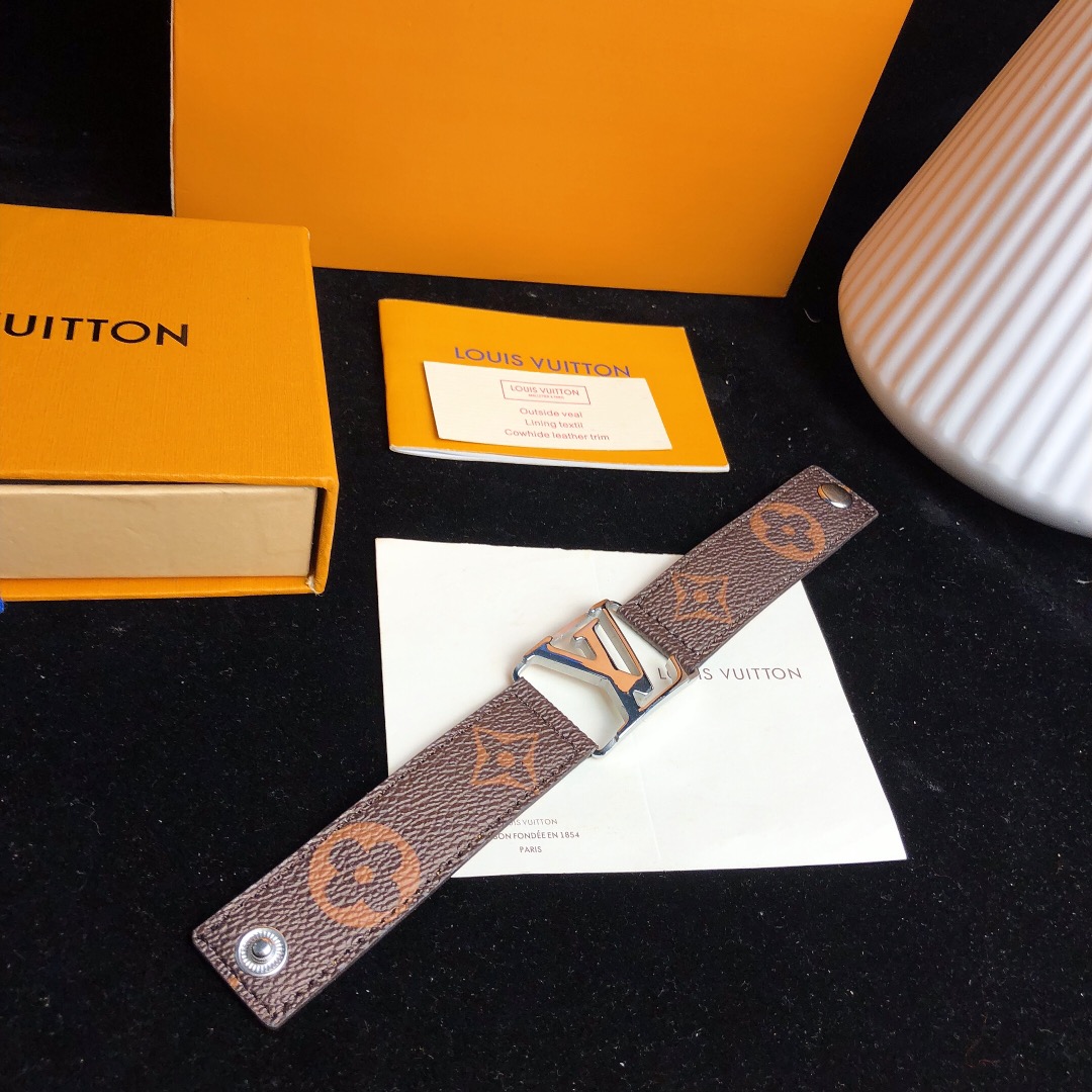LOUIS VUITTON (ルイヴィトン) 人気商品 ブレスレット.カフブレス FF