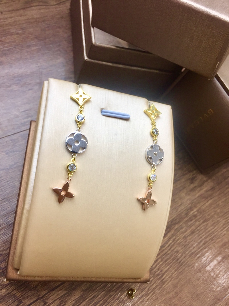 LOUIS VUITTON（ルイヴィトン）今季の新作 ピアス イアリング YX
