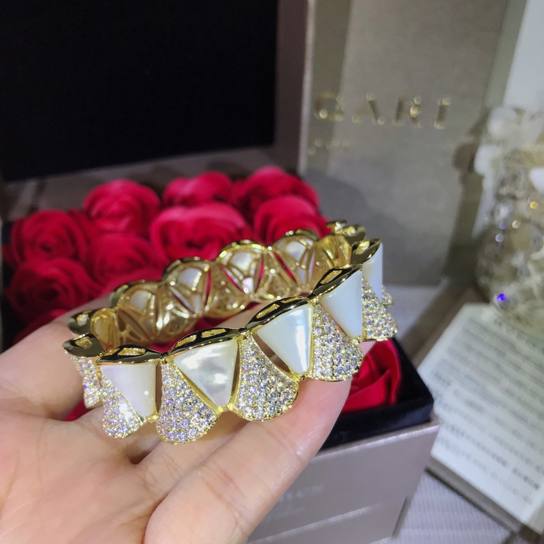 BVLGARI（ブルガリ）人気商品 ブレスレット.カフブレス FF